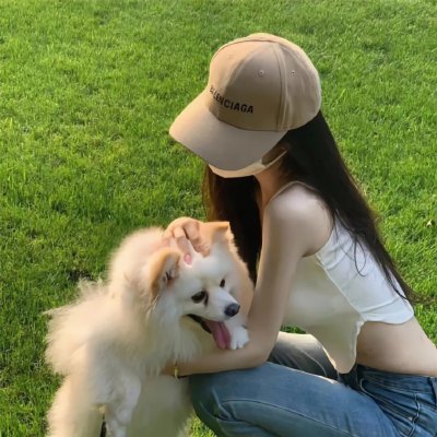举杯畅饮的姐姐们